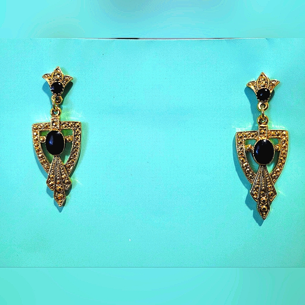 Vintage gold and onyx dangling pendant earring